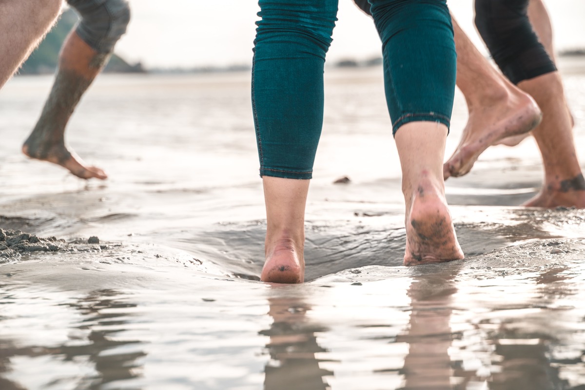 Guia mostra como funciona a areia movediça, que está por todo caminho –  Foto de Découverte de la Baie du Mont Saint Michel, Genets - Tripadvisor